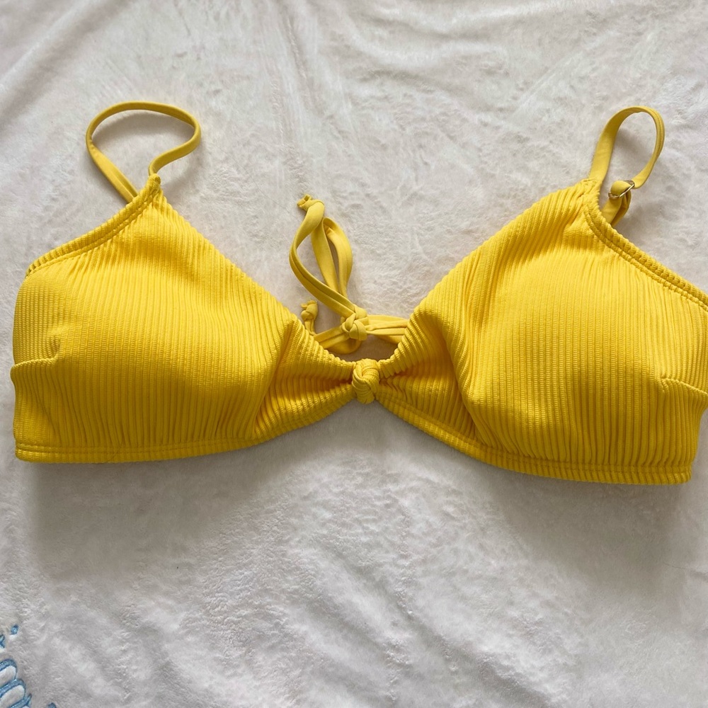 Hollister Bikini top:) Never Worn! XL